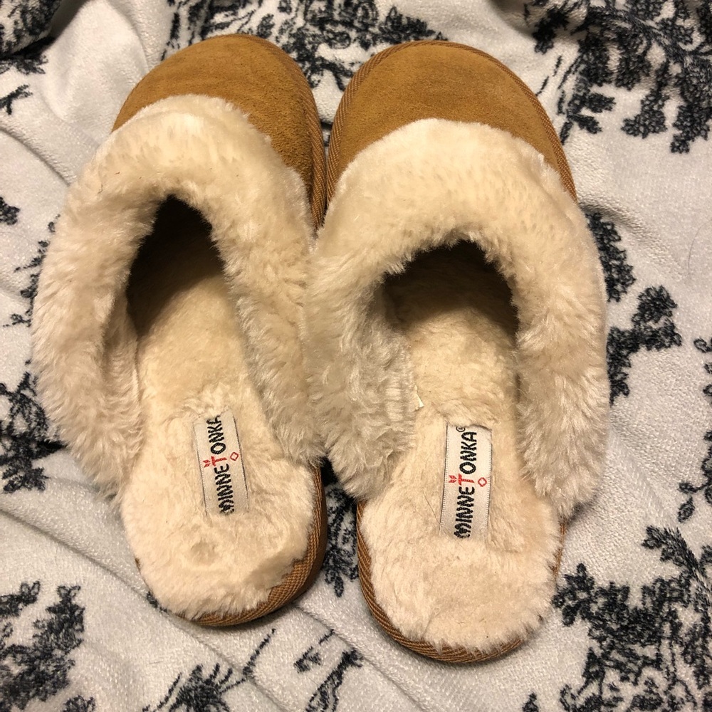 Minnetonka slippers size 3, super great condition